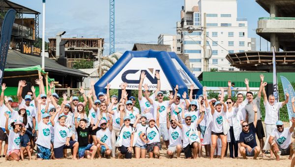 Ação Brava Limpa reúne dezenas de voluntários em 4° mutirão de limpeza da praia