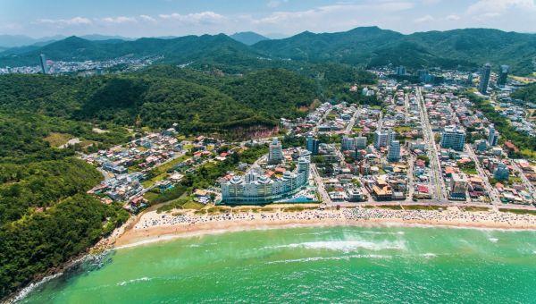 Turismo em alta: expectativas de temporada recorde em Balneário Camboriú e Itajaí