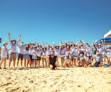 Vitor Kley se une a centenas de voluntários para uma ação de limpeza da Praia Brava, em Itajaí